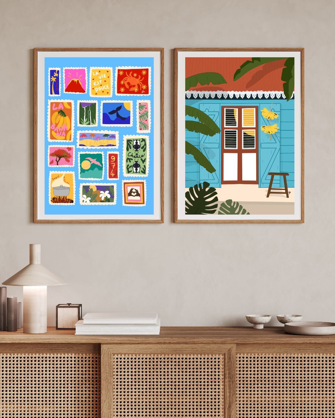 Deux affiches de l'île de la Réunion dans un salon.
